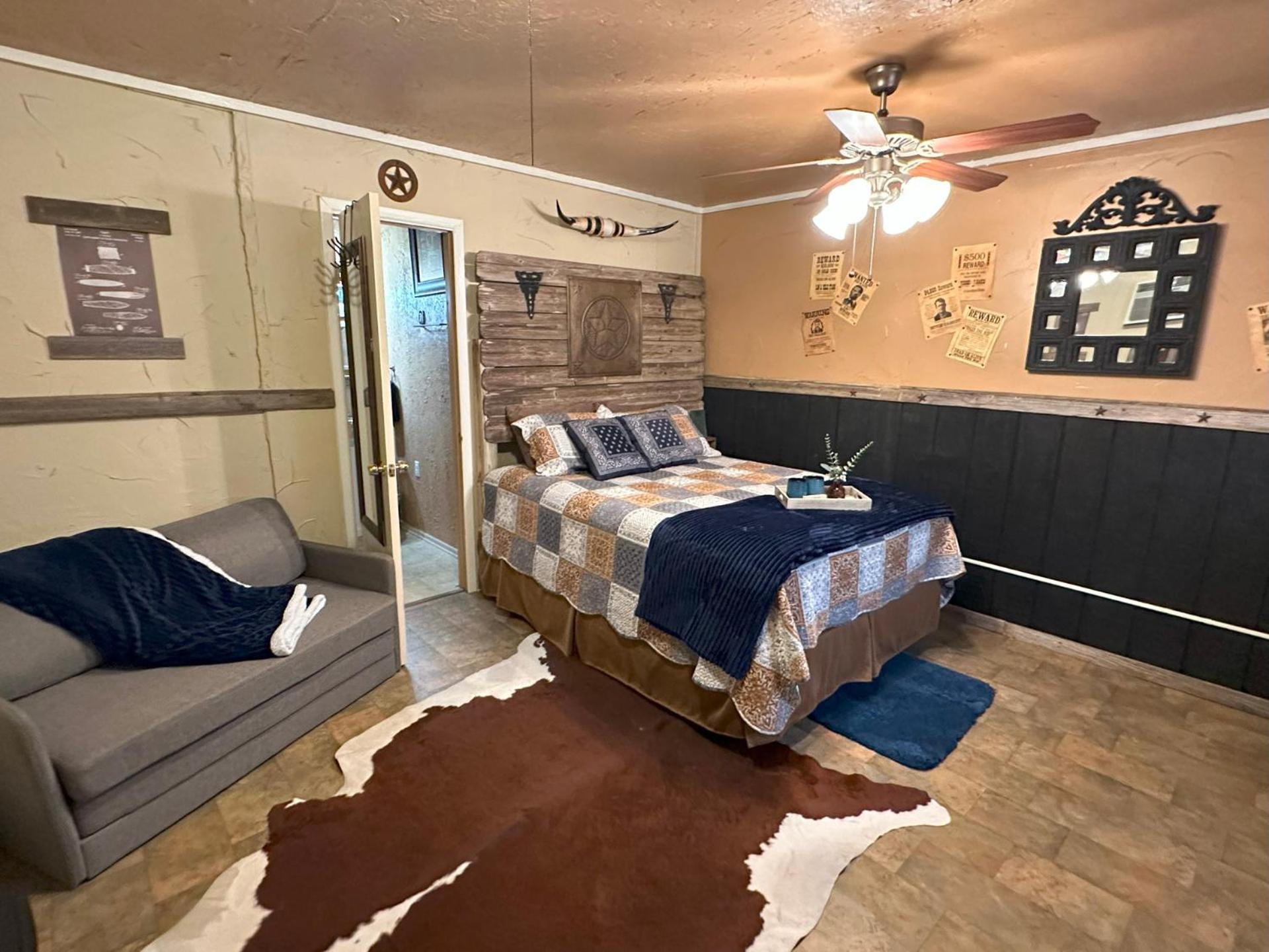 Acorn Hideaways Canton Rustic Old West Frontier Suite Экстерьер фото